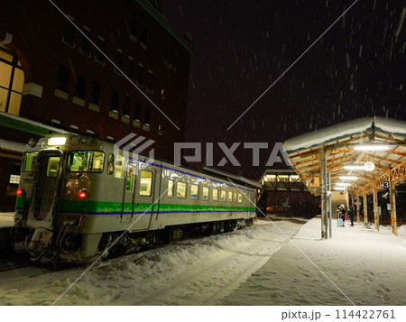北海道赤平市 根室本線 冬の夜の赤平駅 114422761