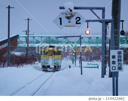 北海道赤平市 茂尻駅を出発していく東鹿越ゆきキハ40 114422962