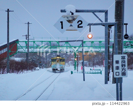 北海道赤平市 茂尻駅を出発していく東鹿越ゆきキハ40 114422963