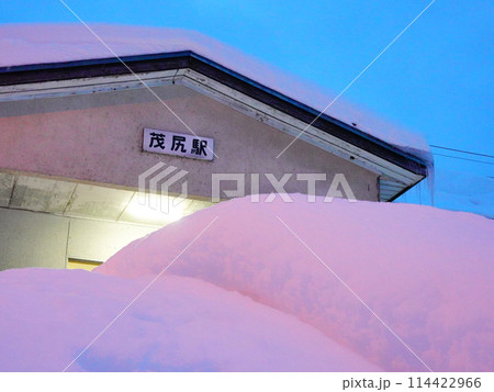 北海道赤平市 冬の茂尻駅駅舎 114422966