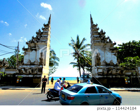 インドネシア・バリ島・レギャンビーチの割れ門 インドネシア・バリ島・レギャンビーチの割れ門 114424184