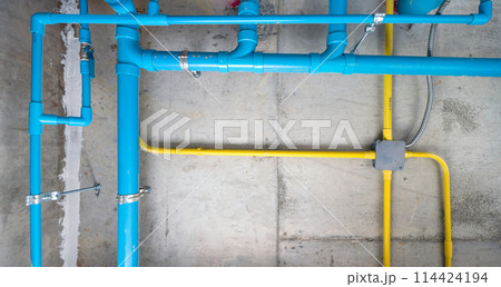 The water pipe system, wastewater pipes and electrical wiring are neatly installed under the ceiling. The water pipe system, wastewater pipes and electrical wiring are neatly installed under the ceiling. 114424194