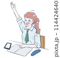 手をあげる女子学生 114424640