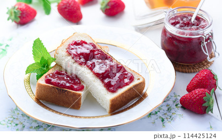 いちごジャムトースト いちごジャムトースト 114425124