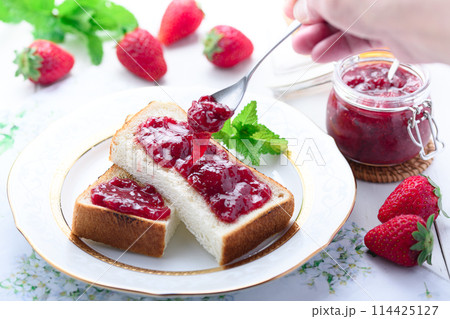 いちごジャムトースト いちごジャムトースト 114425127