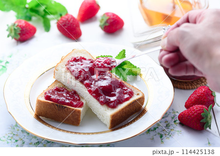 いちごジャムトースト 114425138