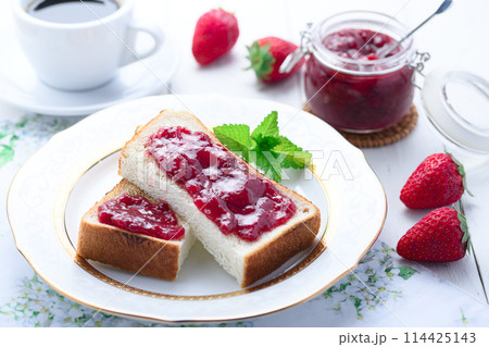 いちごジャムトースト いちごジャムトースト 114425143
