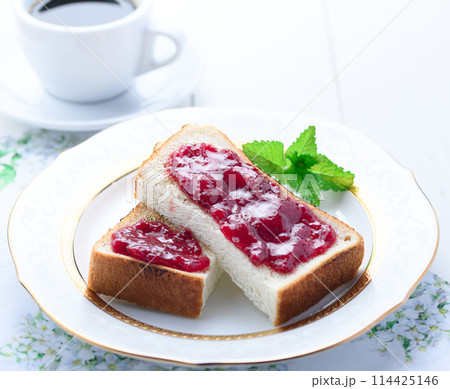 いちごジャムトースト いちごジャムトースト 114425146