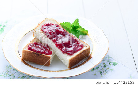 いちごジャムトースト 114425155