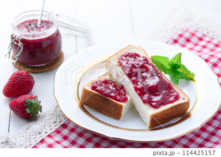 いちごジャムトースト 114425157