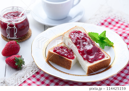 いちごジャムトースト 114425159
