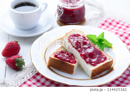 いちごジャムトースト いちごジャムトースト 114425162