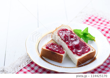 いちごジャムトースト 114425170