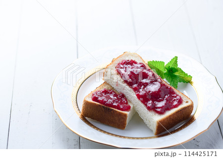 いちごジャムトースト いちごジャムトースト 114425171