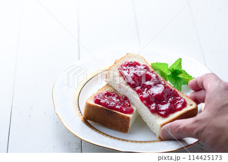 いちごジャムトースト いちごジャムトースト 114425173