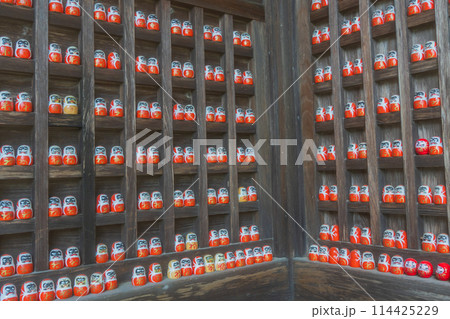 大阪府箕面市にある勝尾寺の達磨を撮影 114425229