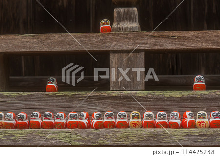 大阪府箕面市にある勝尾寺の達磨を撮影 114425238