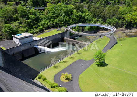 日吉ダム 下流側の公園の景色（京都府南丹市日吉町） 114425373