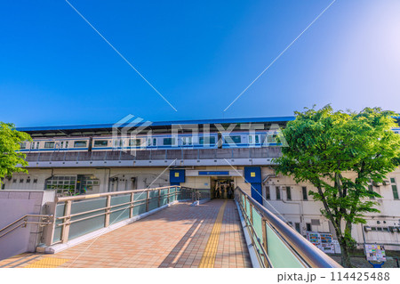 日本の横浜都市景観 横浜市営地下鉄 上永谷駅などを望む 114425488