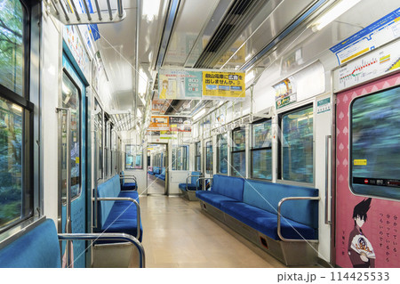 誰もいない電車の中　叡山電車　青もみじのトンネル 114425533