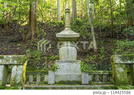 鞍馬寺参道　義経公供養塔 114425586