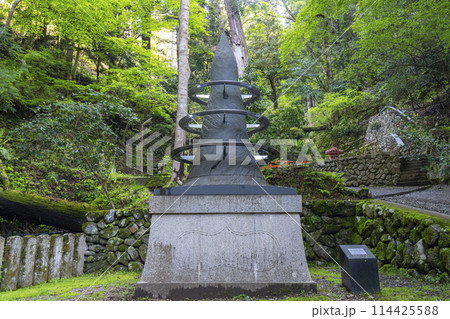 鞍馬寺参道　愛と光と力の像「いのち」 114425588