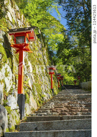 鞍馬寺　九十九折参道　石段と灯篭 114425613