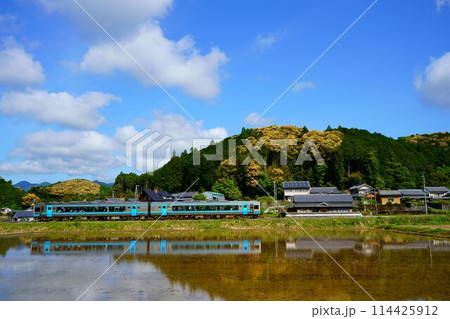 【初夏の土讃線】水鏡と特急あしずり 【初夏の土讃線】水鏡と特急あしずり 114425912