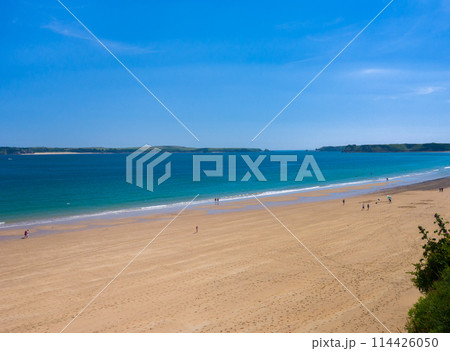 島を望む潮の引いた遠浅のビーチ (イギリス、ウェールズ、テンビー) 島を望む潮の引いた遠浅のビーチ (イギリス、ウェールズ、テンビー) 114426050