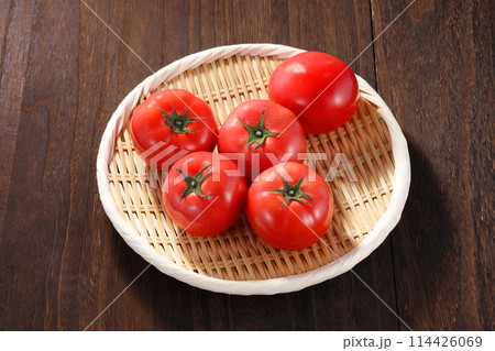 ざるに盛られたトマト ざるに盛られたトマト 114426069