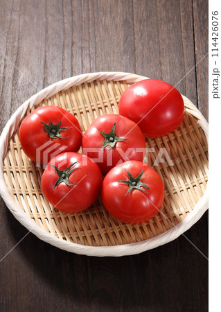 ざるに盛られたトマト 114426076