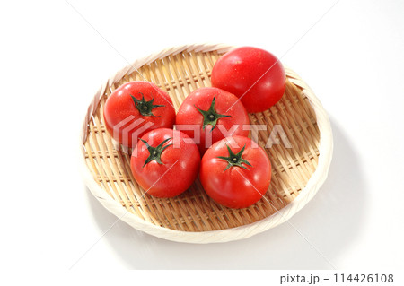 ザルに盛られたトマト 114426108