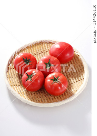 ザルに盛られたトマト 114426110