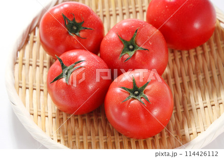 ザルに盛られたトマト 114426112