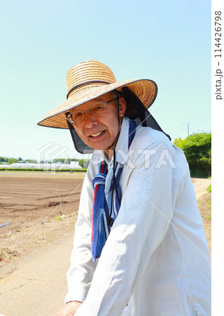畑仕事をするシニア 114426798