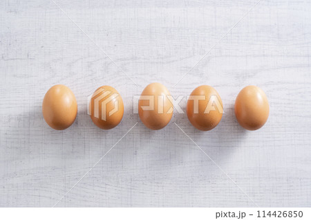 並んだ生卵 114426850