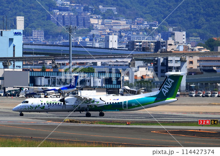 大阪国際空港 ANA ボンバルディア DHC8-Q400 プロペラ機 離陸態勢 スカイパーク 大阪国際空港 ANA ボンバルディア DHC8-Q400 プロペラ機 離陸態勢 スカイパーク 114427374