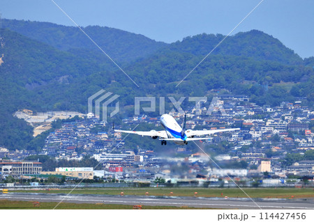 大阪国際空港　ANA　飛行機　離陸態勢　スカイパーク 114427456