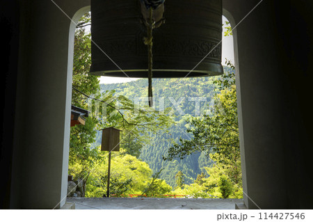 奥の院参道　鞍馬寺を見下ろす位置に建てられた鐘楼 114427546