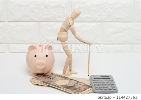 老人とお金で老後資金のイメージ 老人とお金で老後資金のイメージ 114427563