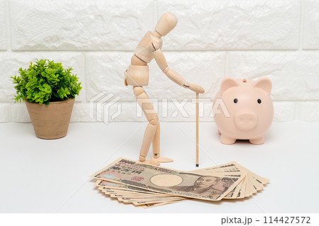 老人とお金で老後資金のイメージ 114427572