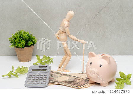 老人とお金で老後資金のイメージ 老人とお金で老後資金のイメージ 114427576