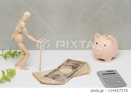老人とお金で老後資金のイメージ 114427578