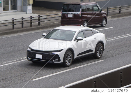 セダン　SUVテイスト 道路走行 114427679