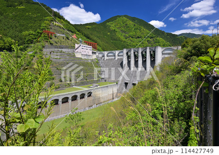 大滝ダム(奈良県吉野郡川上村) 大滝ダム(奈良県吉野郡川上村) 114427749