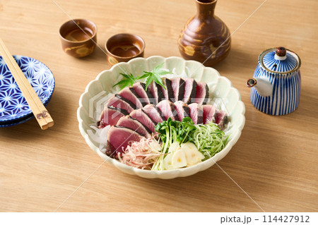 皿に盛り付けた鰹のたたき 皿に盛り付けた鰹のたたき 114427912