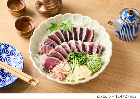 皿に盛り付けた鰹のたたき 114427918