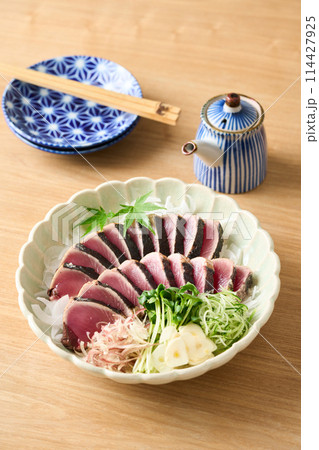 皿に盛り付けた鰹のたたき 皿に盛り付けた鰹のたたき 114427925