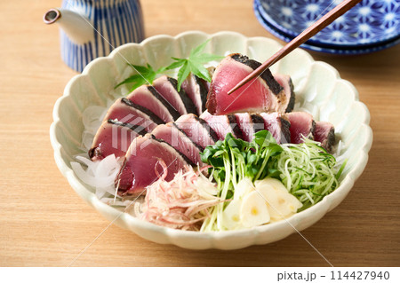 皿に盛り付けた鰹のたたき 皿に盛り付けた鰹のたたき 114427940