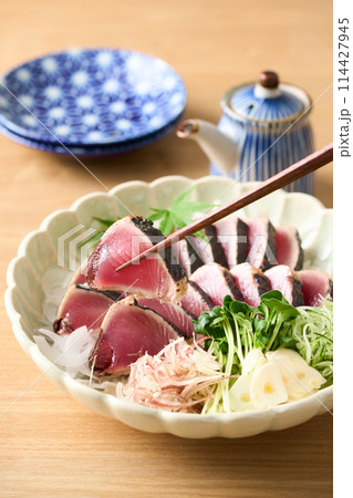 皿に盛り付けた鰹のたたき 114427945